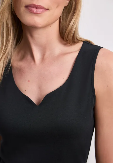 Basic Top mit Herzausschnitt Black Frau in ärmellosem schwarzem Top mit dezentem V-förmigem Ausschnitt.
