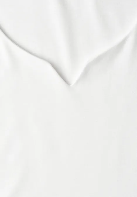 Basic Top mit Herzausschnitt off white Weißer Stoff mit feiner Struktur und leichten Falten.