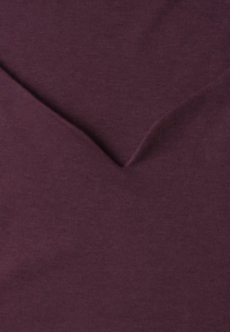 Un tissu violet foncé avec un pli prononcé et une texture douce.