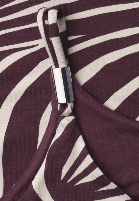 Top mit V-Neck und Deko-Detail rustic rouge Detailaufnahme eines lila-weiß gestreiften Stoffträgers mit silbernem Metallschieber