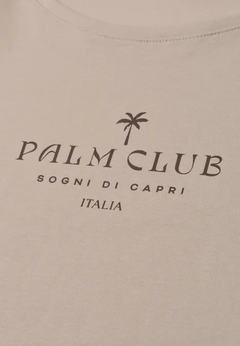 Shirt met hangende schouder en tekst clay sand Beige T-shirtopdruk met 'PALM CLUB', palmboom-pictogram en tekst 'SOGNI DI CAPRI ITALIA'.