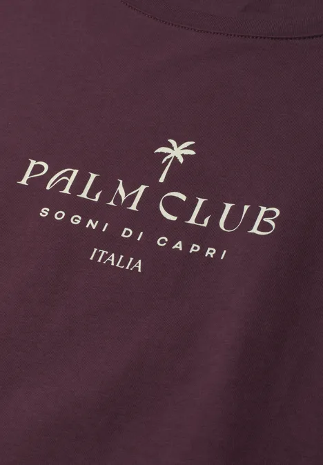 Een bordeaux T-shirt met 'Palm Club', een palmbomenlogo en 'Sogni di Capri Italia'.