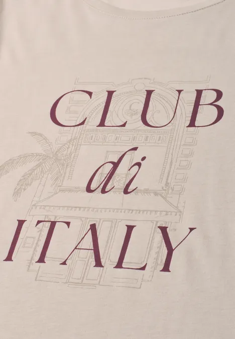 Shirt met ronde hals en Artwork clay sand Beige T-shirt met bordeauxrode tekst 'CLUB di ITALY' en schetsachtig palm- en gebouwmotief op de achtergrond.