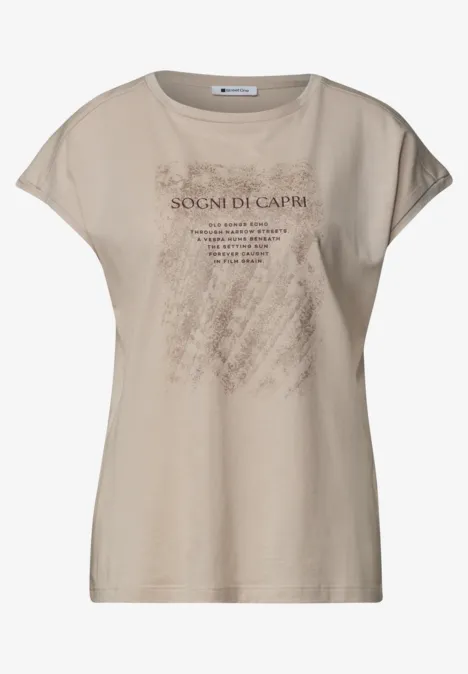 Chemise dropped shoulder avec artwork clay sand T-shirt femme beige à manches courtes avec imprimé texte discret sur le devant.