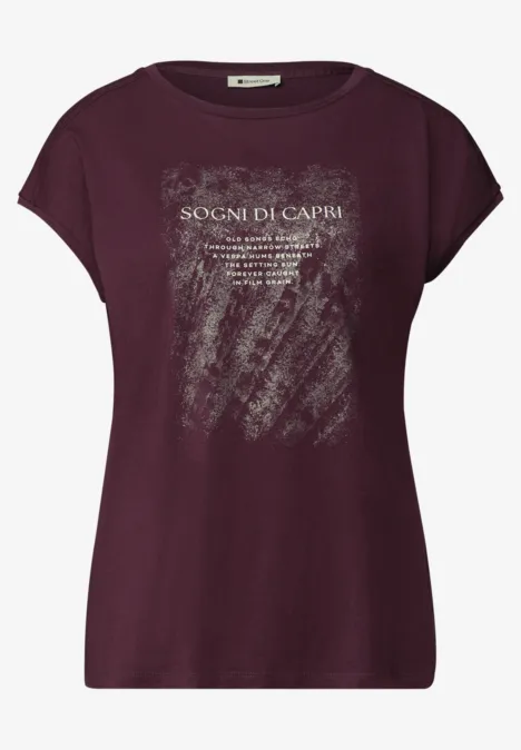 Bordeauxfarbenes T-Shirt mit Rundhalsausschnitt, Schriftzug 'SOGNI DI CAPRA' und abstraktem Scribble-Muster.