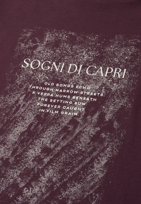 Ein dunkelrotes T-Shirt mit weißem Pinselstrich-Design und dem Schriftzug 'SOGNI DI CAPRI'.
