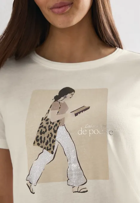 Beige T-Shirt mit Illustration einer Frau, die ein Buch liest und eine Leoparden-Tasche trägt.
