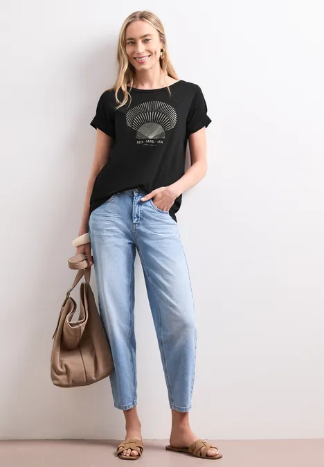 Shirt met ronde hals en foliedetails Black Vrouw in casual outfit: zwart T-shirt met print, lichte jeans, sandalen en handtas.