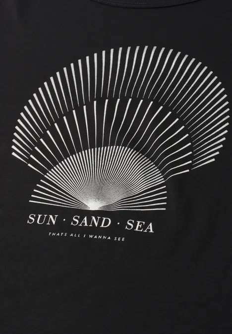 Shirt met ronde hals en foliedetails Black Zwart T-shirt met witte, abstracte schelpenspiraal en tekst 'SUN · SAND · SEA'.