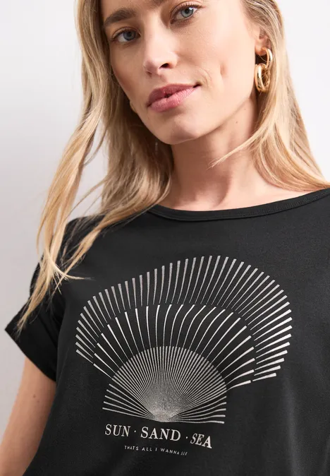 Shirt met ronde hals en foliedetails Black Vrouw in zwart T-shirt met goudkleurige, stralenvormige print en tekst 'SUN - SAND - SEA'.