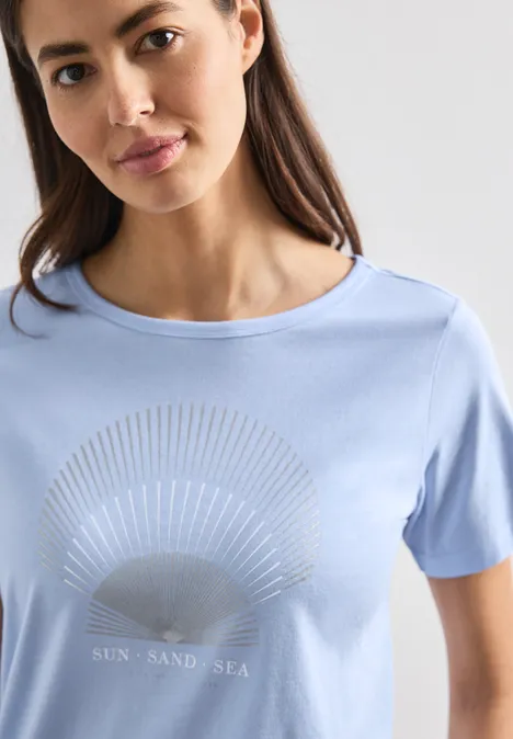 Shirt met ronde hals en foliedetails cashmere blue Vrouw in lichtblauw T-shirt met zonprint en tekst 'Sun Sand Sea'.
