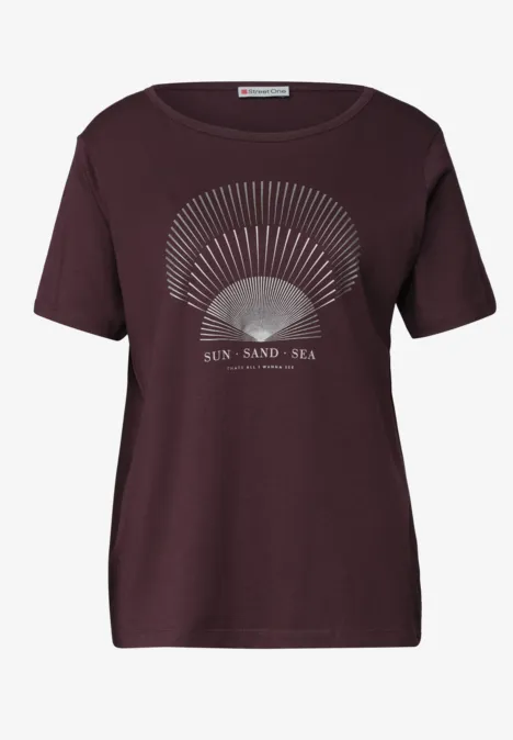 Bordeaux T-shirt met ronde hals, zon- en golfmotief en opschrift SUN · SAND · SEA.