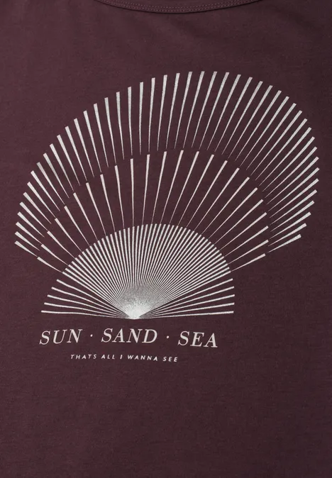 Donkerrood T-shirt met minimalistische schelpgrafiek van lijnen en opschrift "SUN · SAND · SEA".