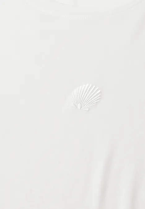 Shirt met ronde hals en geborduurd detail off white Wit T-shirt met subtiele schelpborduursel op de borst.
