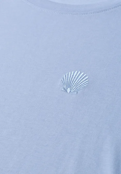 T-Shirt mit Rundhals und Embroidery Detail cashmere blue Hellblaues T-Shirt mit kleinem Muschel-Stickmotiv auf der Brust