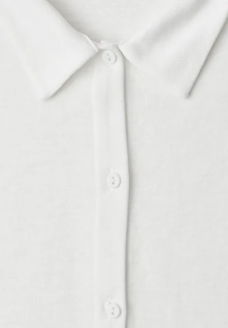 Lichtgewicht Langam-jack in linnenlook off white Close-up van een wit poloshirt met kraag en drie knopen.