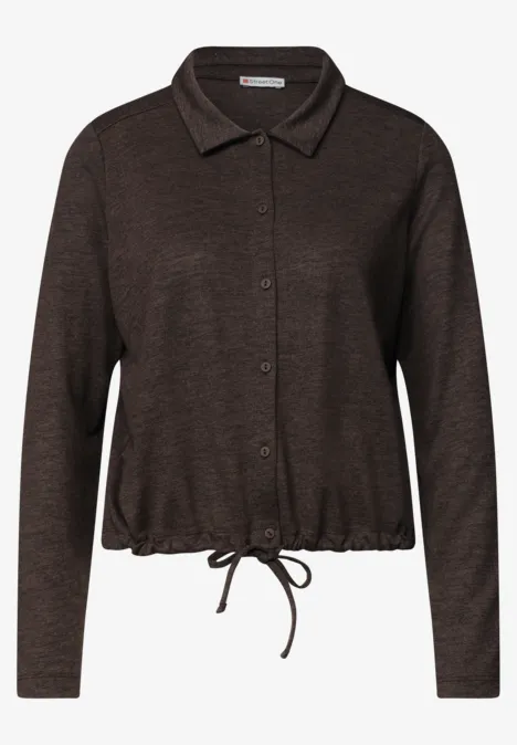 Blouse femme marron foncé à manches longues, col chemise, boutonnage avant et cordon de serrage.