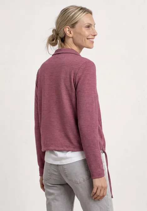 Leichte Langam Jacke in Leinen-Optik dark clouded blush Frau von hinten in rosa Pullover, weißem Shirt und grauen Jeans, blonder Pferdeschwanz.