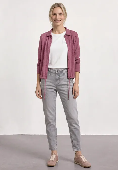 Leichte Langam Jacke in Leinen-Optik dark clouded blush Junge Person trägt weißes T-Shirt, karierte rosa Hemdjacke, graue Jeans und rosa Sneaker vor neutralem Hintergrund.