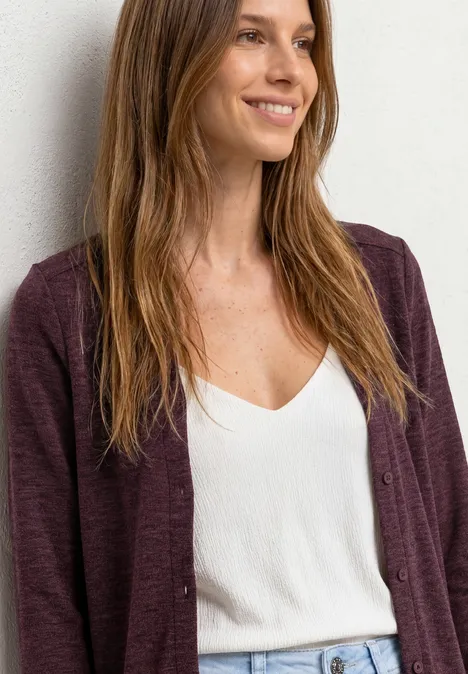 Leichte Langam Jacke in Leinen-Optik rustic rouge Frau mit schulterlangem Haar trägt weiße Bluse und bordeauxroten Cardigan.