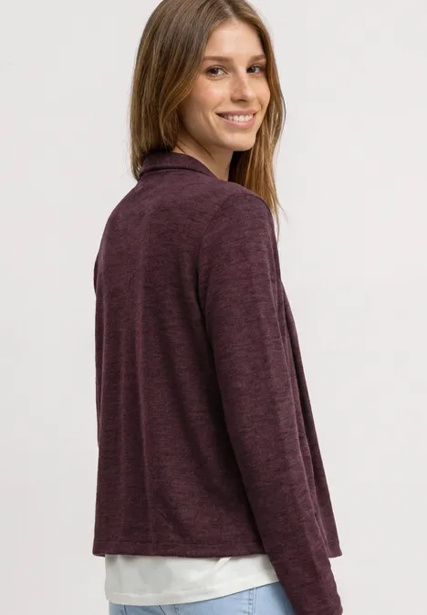 Leichte Langam Jacke in Leinen-Optik rustic rouge Frau im Profil mit bordeauxrotem Cardigan und weißem T-Shirt vor neutralem Hintergrund.