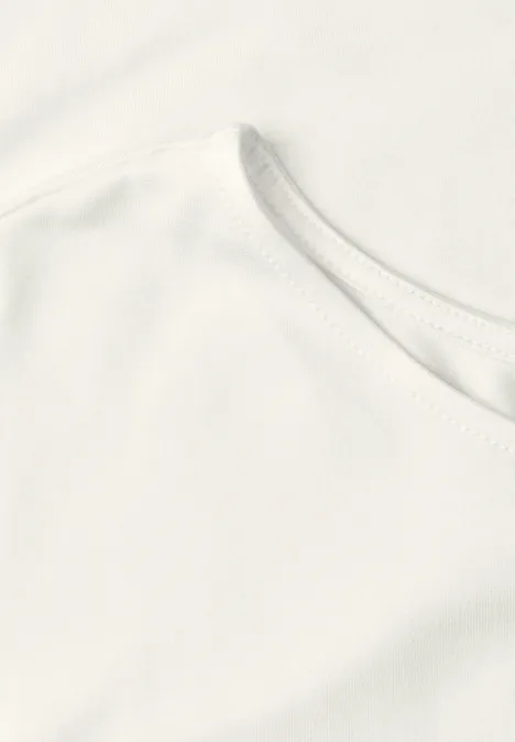 Weißes T-Shirt mit rundem Ausschnitt, schlicht und minimalistisch.