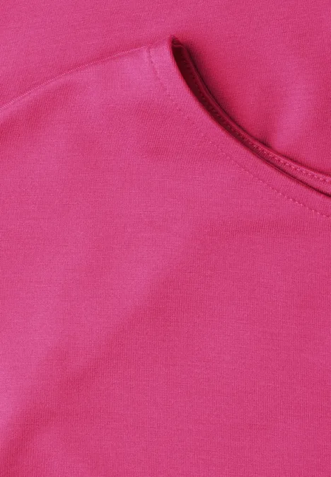 Close-up van een roze hoodie met kangoeroezak.