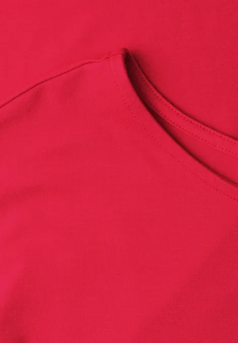 Close-up van een rode T-shirt met ronde hals.