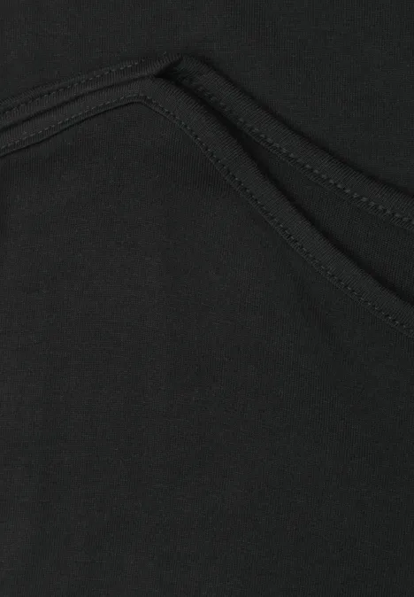 Basic shirt met boothals Black Close-up van een zwarte stoffen zak met zichtbare stiknaden.