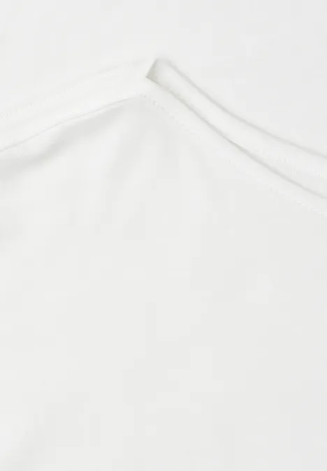 Basic shirt met boothals off white Close-up van de halslijn van een wit T-shirt met zichtbare naad