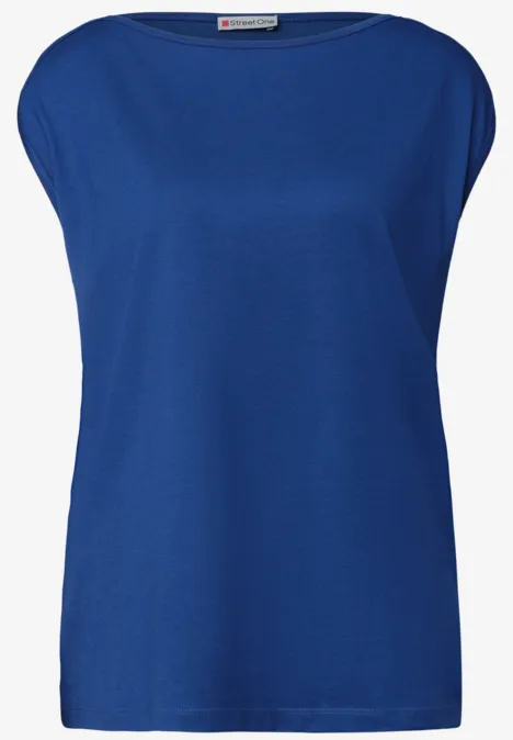 Basic shirt met boothals amparo blue Een eenvoudig blauw damesshirt met korte mouwen en brede halslijn.