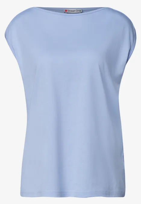 Een eenvoudige lichtblauwe dames-t-shirt met korte mouwen en ruime pasvorm.
