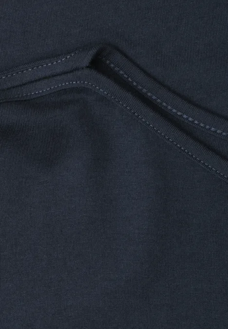 Basic Shirt mit U-Boot-Ausschnitt shadowed navy Nahaufnahme einer dunklen Stofftasche mit Ziernähten