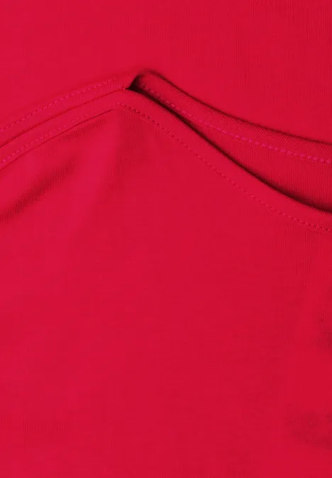 Basic Shirt mit U-Boot-Ausschnitt salsa red Rotes Kleidungsstück aus Stoff mit sichtbarer Naht und kleiner Tasche.