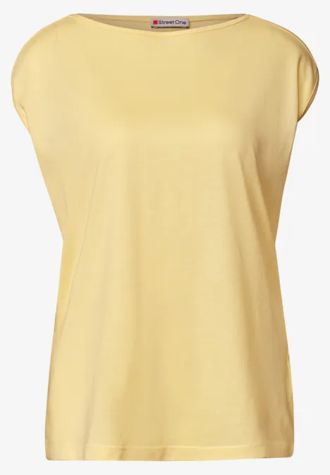Eenvoudig geel mouwloos T-shirt voor een witte achtergrond.