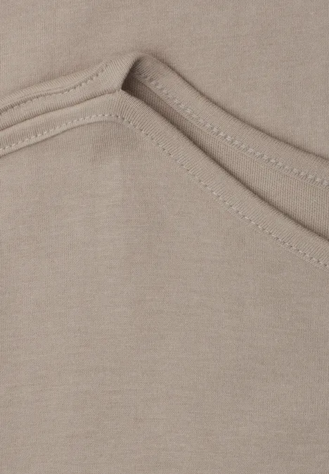 Beiges T-Shirt im Nahaufnahmestil mit sichtbarer Naht am Halsausschnitt.