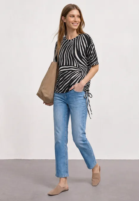 T-shirt à col rond et cordon de serrage Black Femme en top zébré, jean bleu, mocassins beiges et grand sac