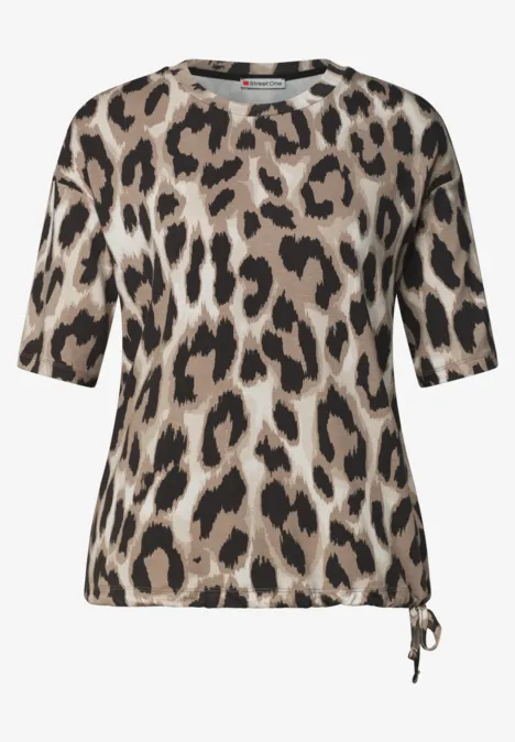 Kurzärmliges Damenshirt mit Leopardenprint, Rundhals und seitlichem Tunnelzug – in Beige, Braun und Schwarz.