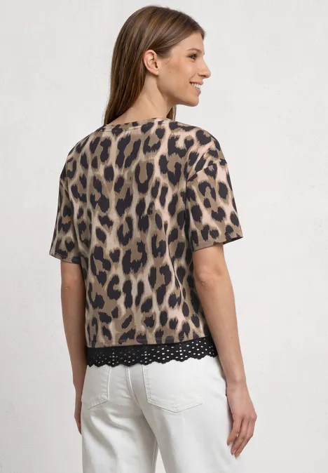 T-Shirt mit Rundhals und Spitze timeless beige Frau von hinten in weißer Hose und kurzem Leoparden-Print-Shirt mit Spitzensaum.