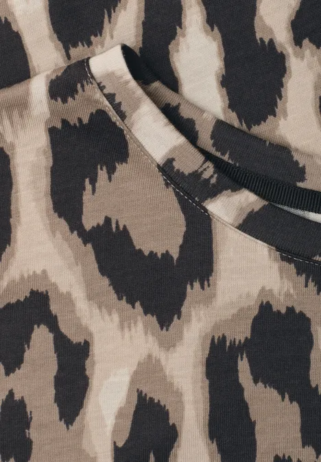 T-Shirt mit Rundhals und Spitze timeless beige Nahaufnahme eines Stoffes mit beigem Untergrund und schwarzem Leopardenmuster.