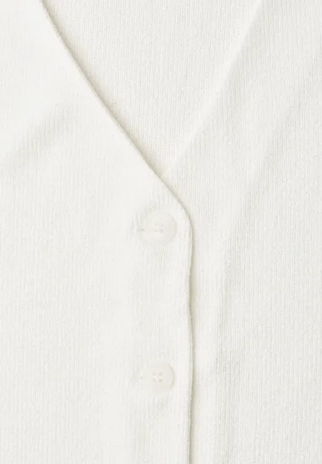 Weste in Feinstrick-Optik mit V-Neck off white Nahaufnahme eines weißen Strickcardigans mit V-Ausschnitt und zwei Knöpfen.
