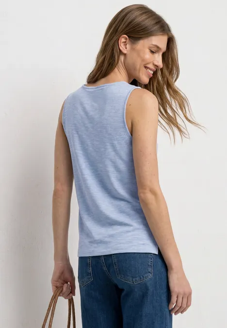 Top mit U-Boot-Ausschnitt und Schulterdetail cashmere blue Frau von hinten in hellblauem ärmellosem Top und Jeans, hält eine braune Tasche.