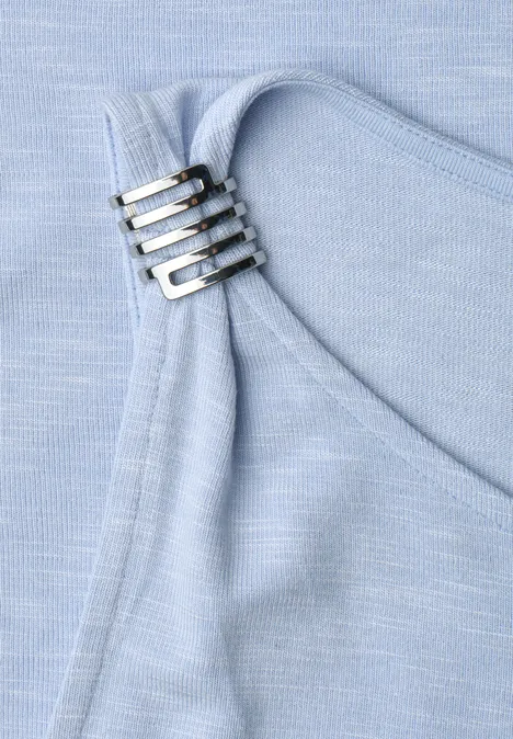 Top mit U-Boot-Ausschnitt und Schulterdetail cashmere blue Nahaufnahme eines hellblauen Stoffs mit vier silbernen Schnallen an einem Träger.