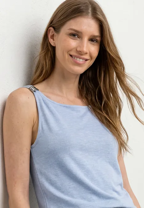 Top mit U-Boot-Ausschnitt und Schulterdetail cashmere blue Junge Frau posiert in einem hellblauen ärmellosen Top vor hellem Hintergrund.