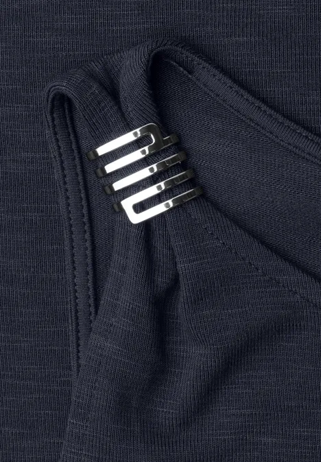 Top mit U-Boot-Ausschnitt und Schulterdetail shadowed navy Schwarzes geripptes Top mit verstellbaren silbernen Metall-Riemen