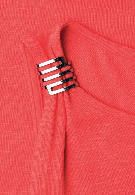 Top mit U-Boot-Ausschnitt und Schulterdetail sunset red Rotes Oberteil mit silbernem Rechteck-Dekorverschluss, der zwei Träger elegant verbindet.