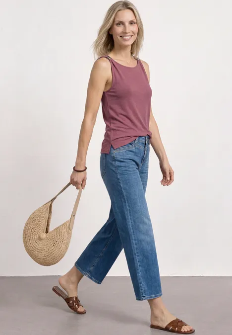 Top mit U-Boot-Ausschnitt und Schulterdetail dark clouded blush Frau in rosafarbenem Top, blauen Jeans, mit Strohtasche und Sandalen