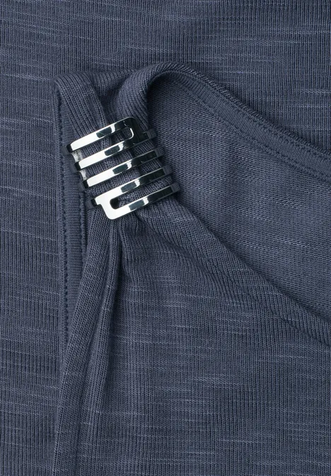 Top mit U-Boot-Ausschnitt und Schulterdetail ashen blue Nahaufnahme eines dunkelblauen Strickstoffs mit drei silbernen Metallhaken, die zwei Stofflagen verbinden.