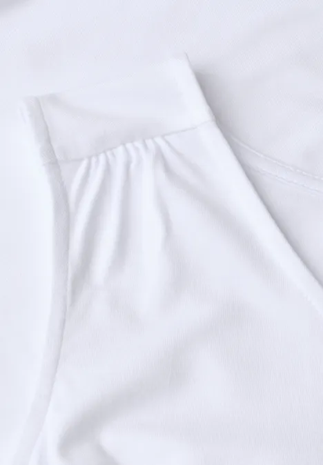 Top aus Jersey mit Elastiksaum White Nahaufnahme eines weißen ärmellosen Shirts aus weichem, glattem Stoff