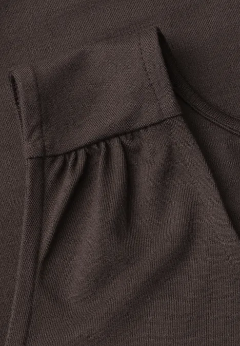 Top aus Jersey mit Elastiksaum espresso brown Nahaufnahme eines dunkelbraunen Stoffstücks mit geraffter Einfassung und Saumnaht.